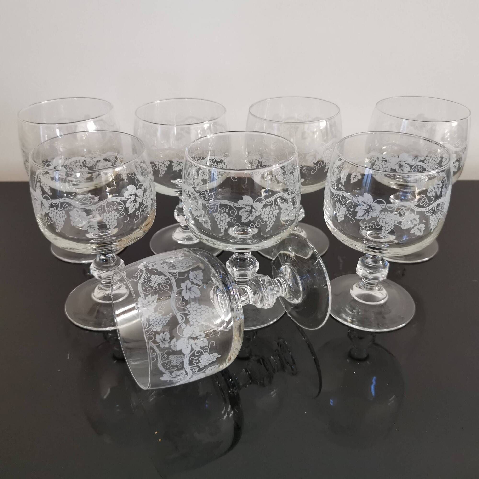 Set of 8 red wine glasses on crystal legs decorated with grapes and vine branches Luminarc