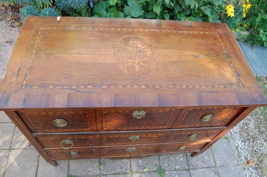 Louis XVI period walnut chest of drawers from the 18th century