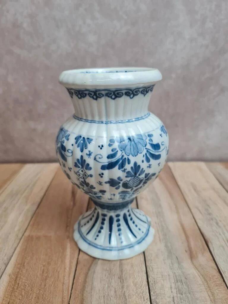 Petit vase vintage style Delft bleu blanc sur piédouche
