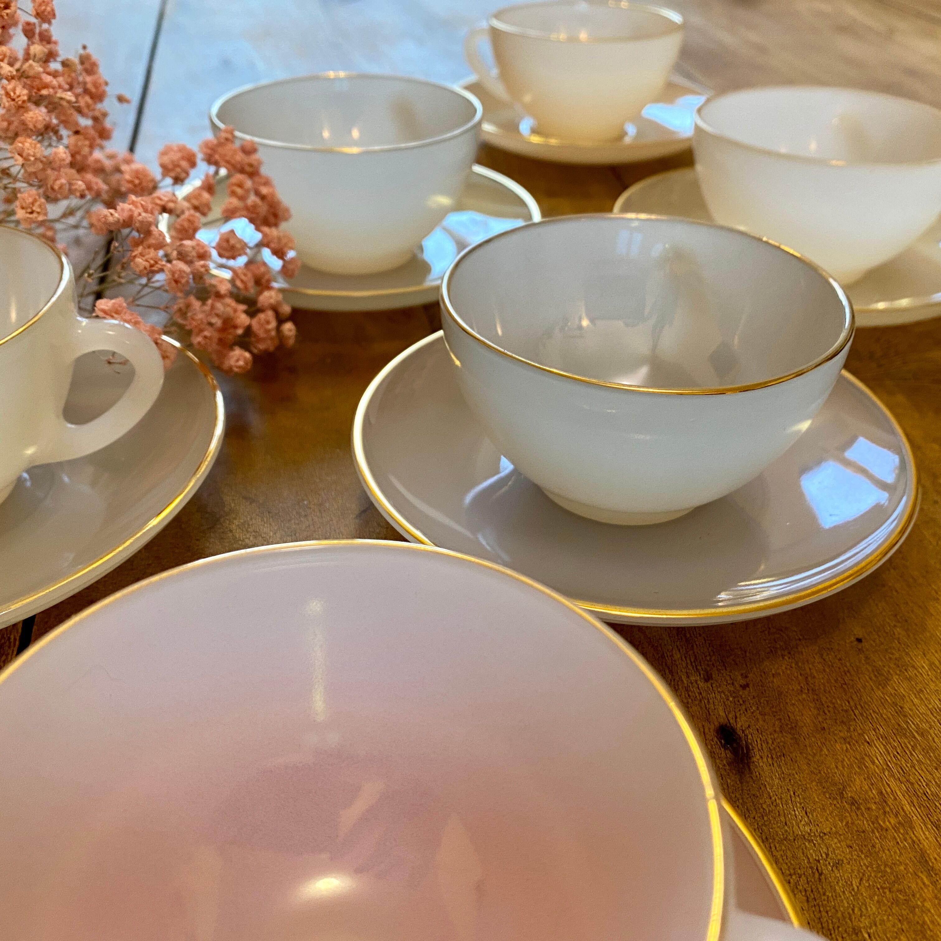 Set of 8 vintage cups and subcups, pastel Arcopal