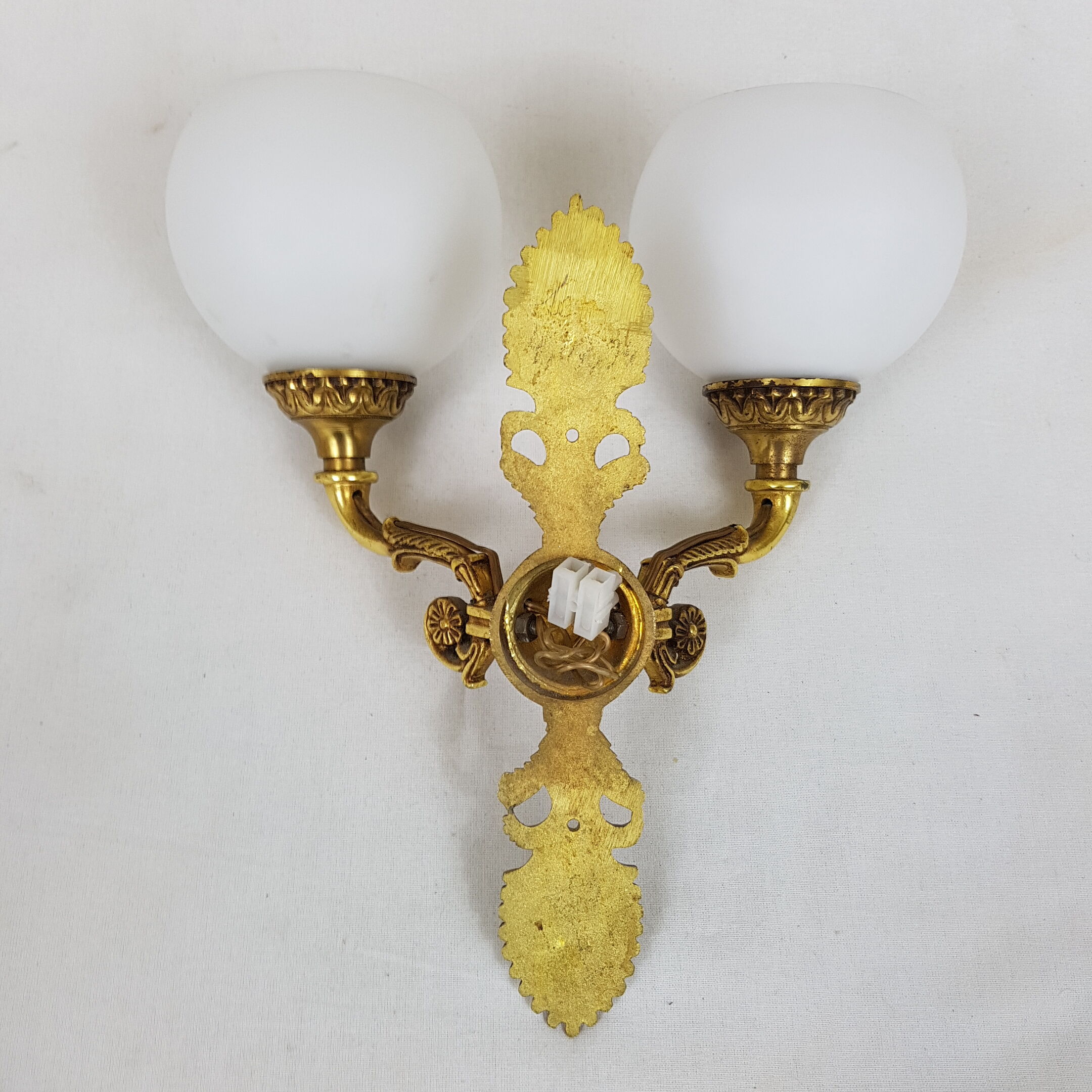 Wall light in gilded bronze and opaque glass globe