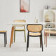 Chaise coloré aspect cannage rétro