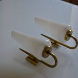 Paire de lampes en applique murale 1960 opaline et laiton