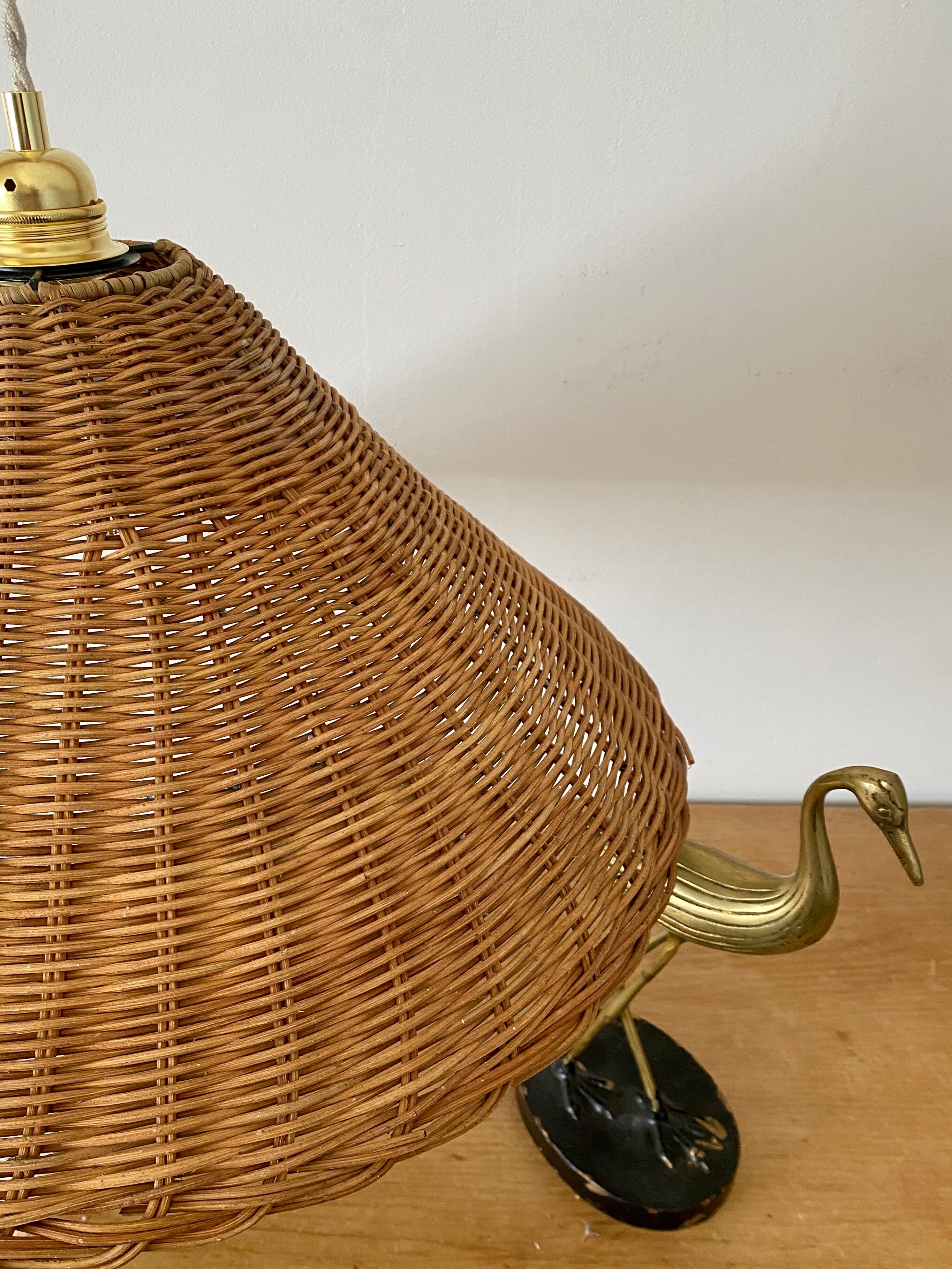 Vintage wicker lampshade suspension