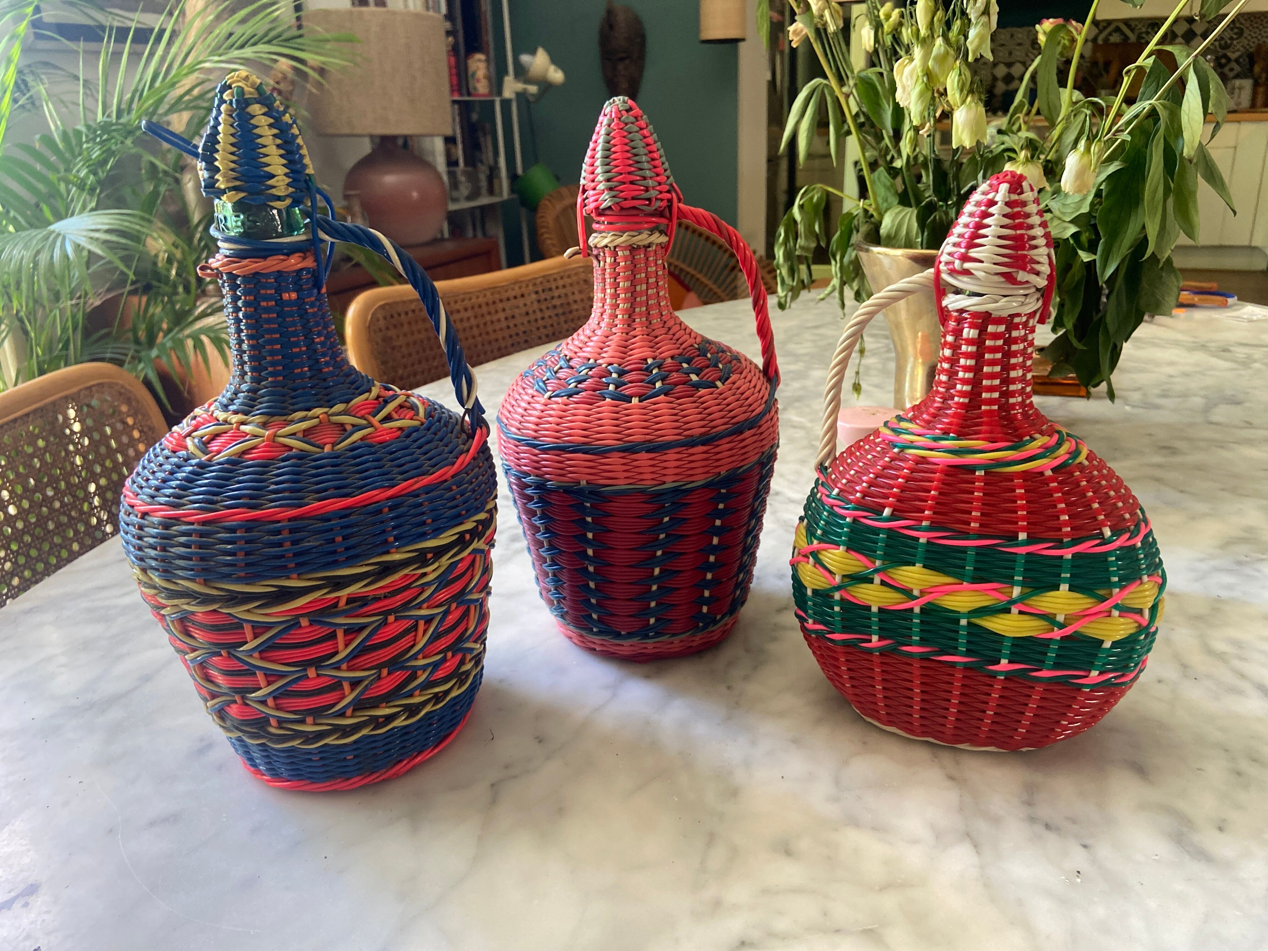 Trio de bouteilles en scoubidou vintage