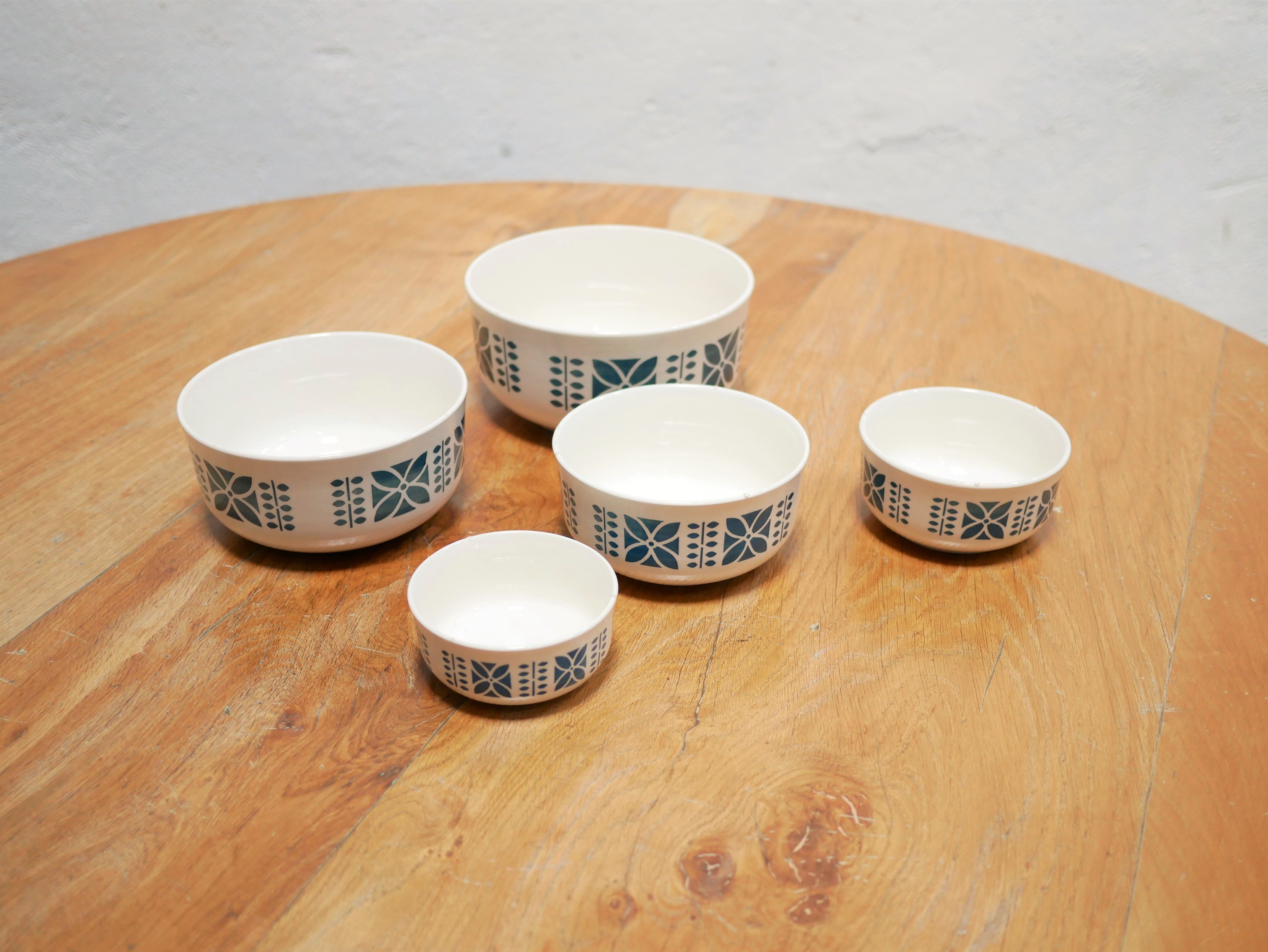 Set of 5 vintage ceramic bowls and bowls