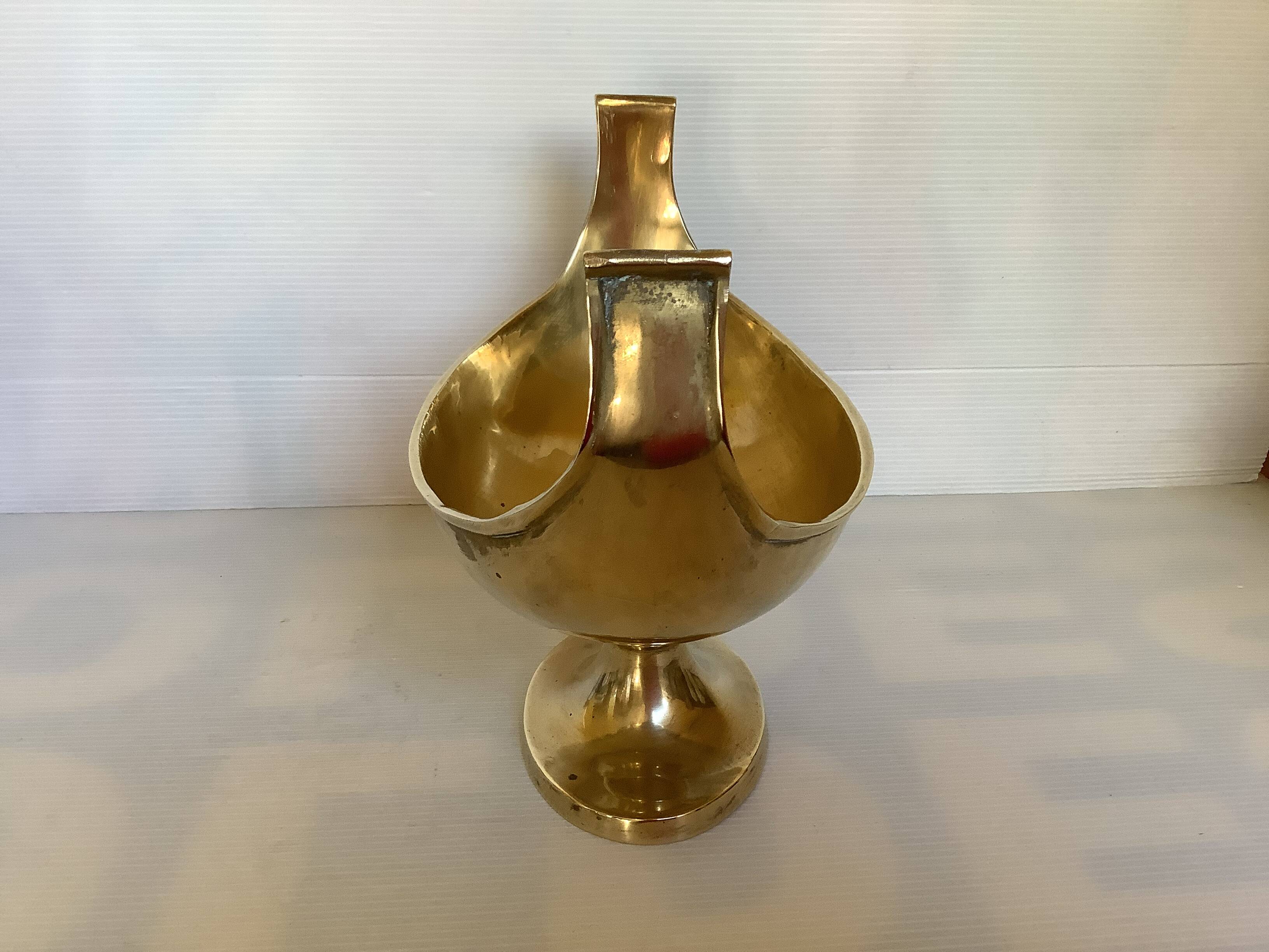 Brass cup emptier