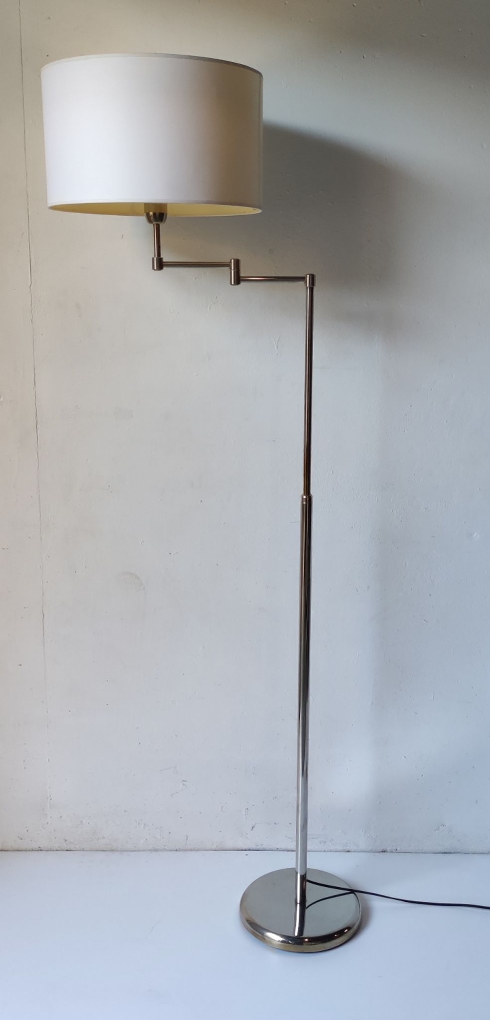 Articulated reading floor lamp from the 80s