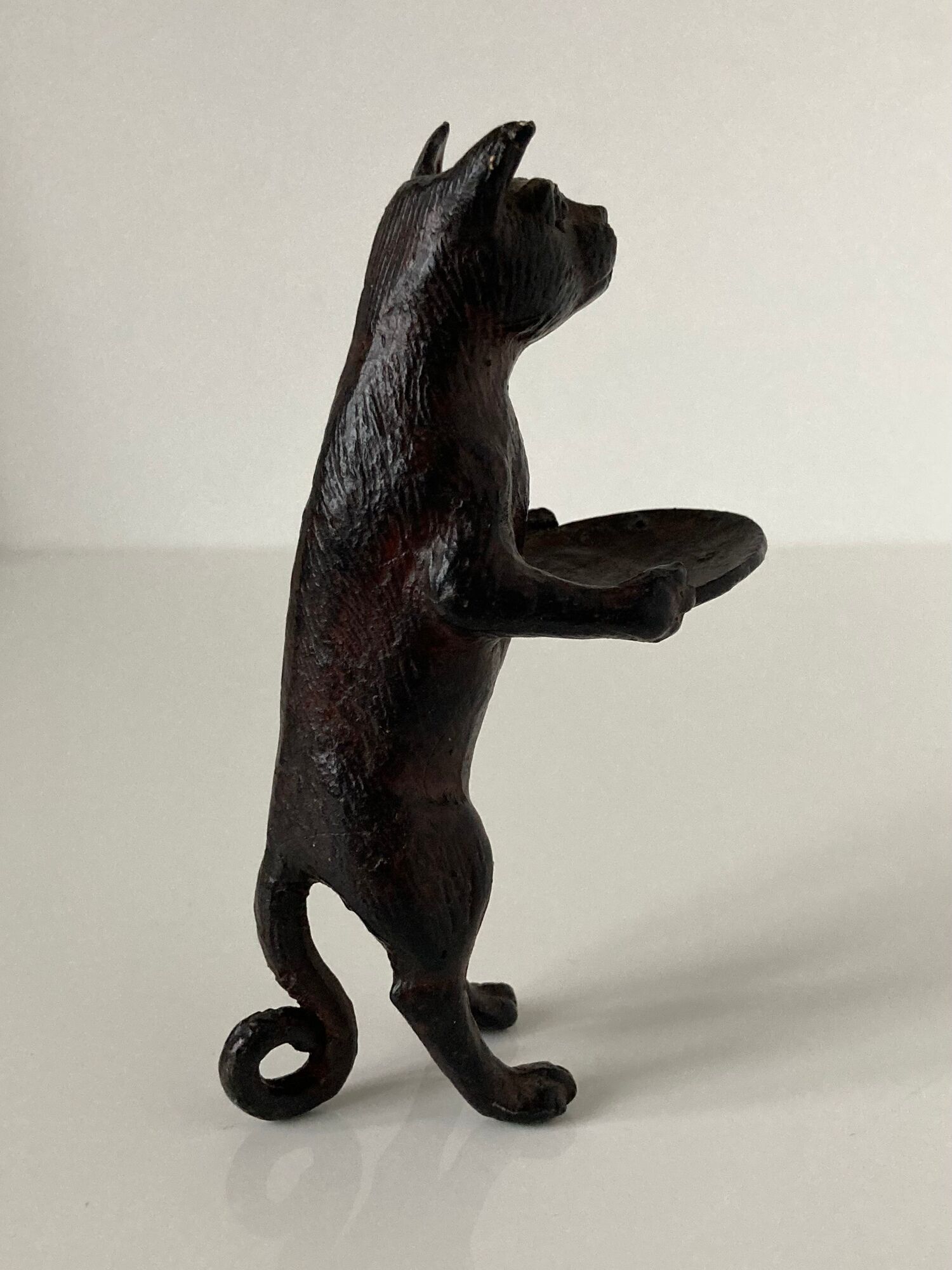 Pockets in the shape of a servant cat in bronze of reddish-brown patina