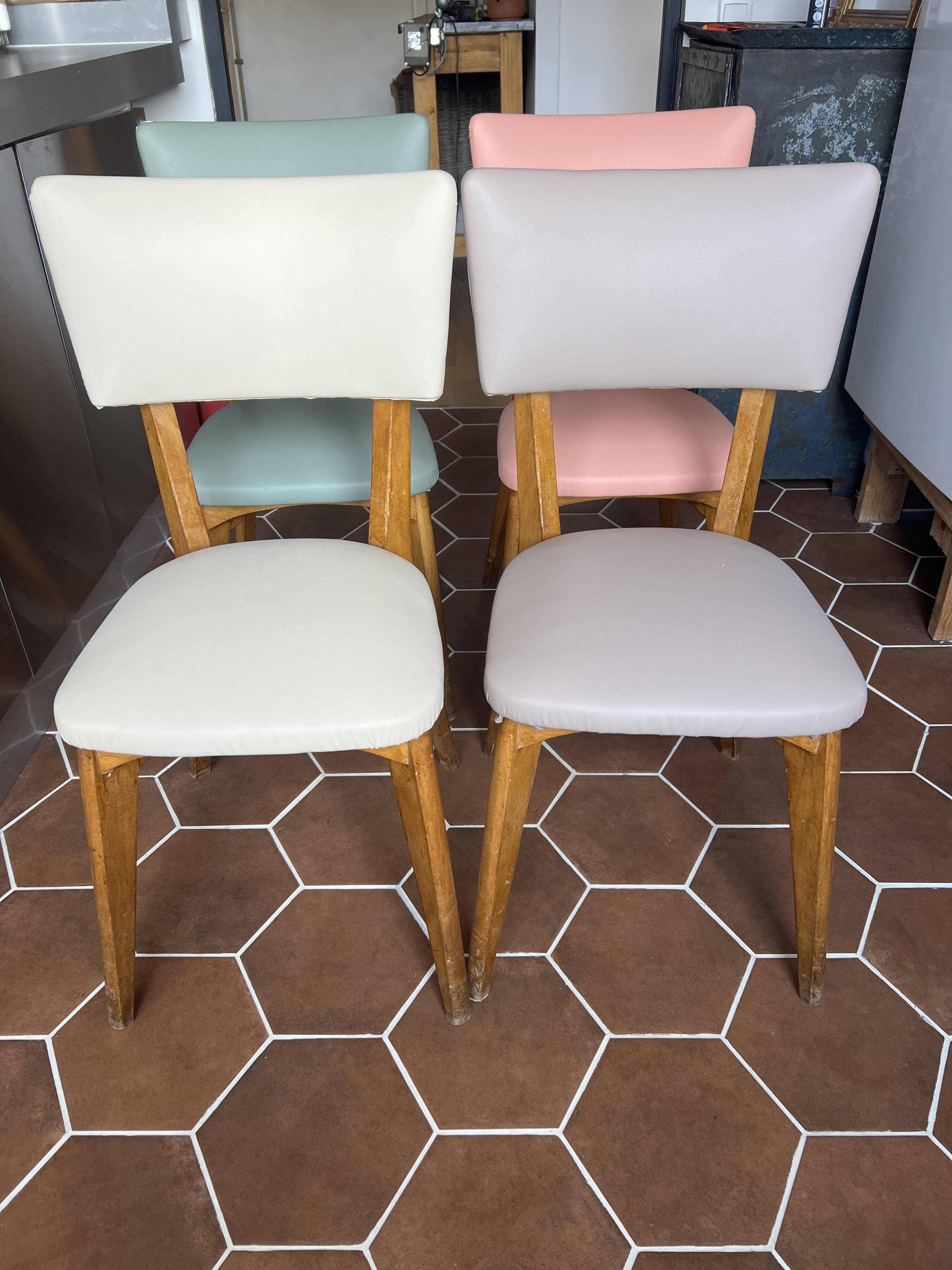 (Lot) 4 pastel multi-colored chairs (Monobloc)
