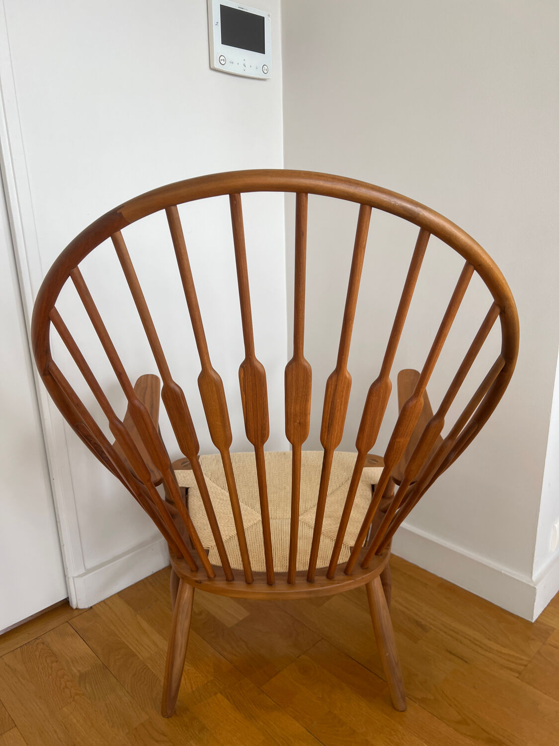 Fauteuil Windsor Peacock – bois massif – assise corde – style Wegner