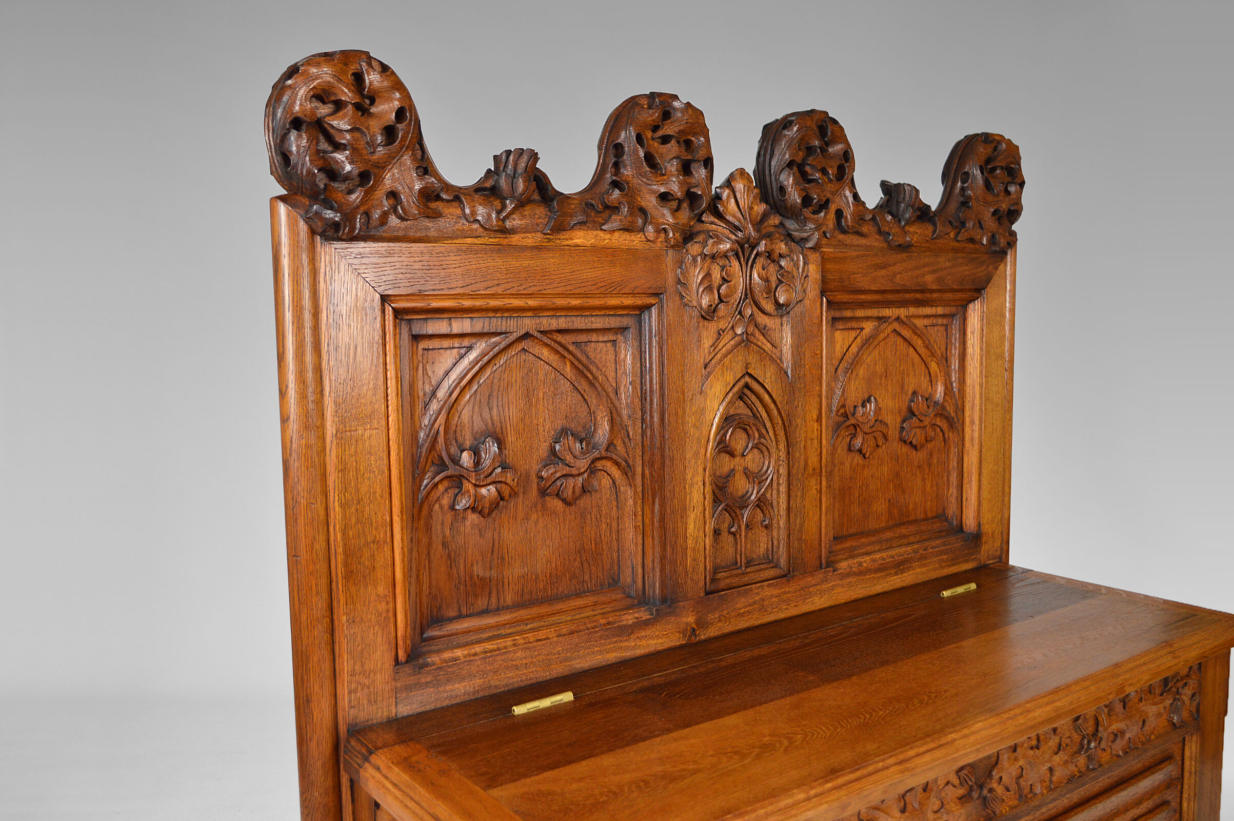 Banc coffre Gothique d'église en chêne sculpté, vers 1880