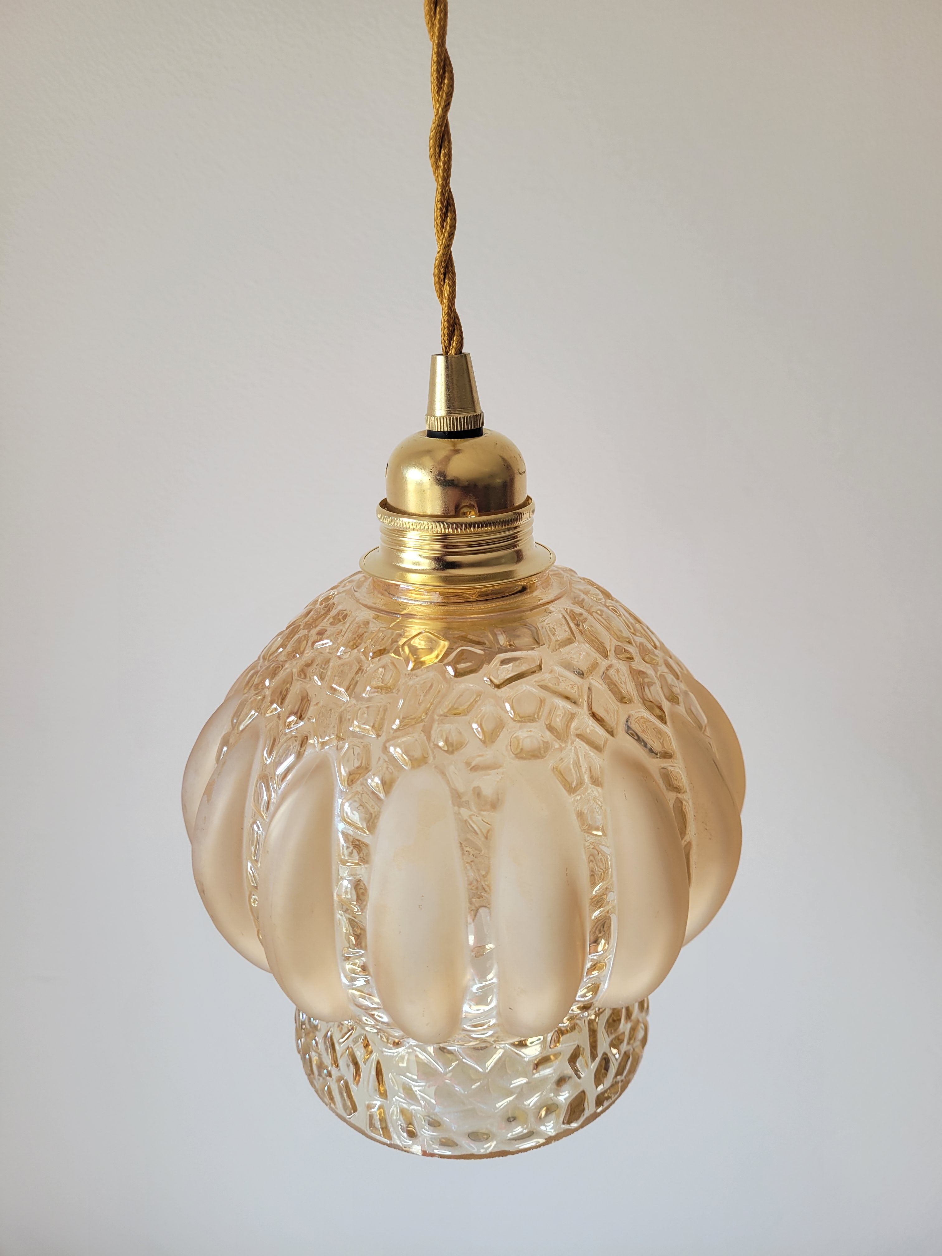 Amber molded glass pendant lamp