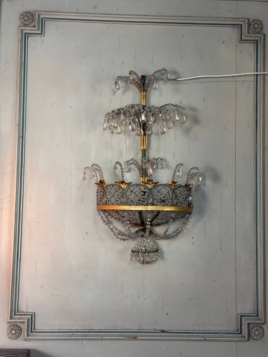 Paire d’appliques en métal peint et doré garnies de cristaux, Italie vers 1920