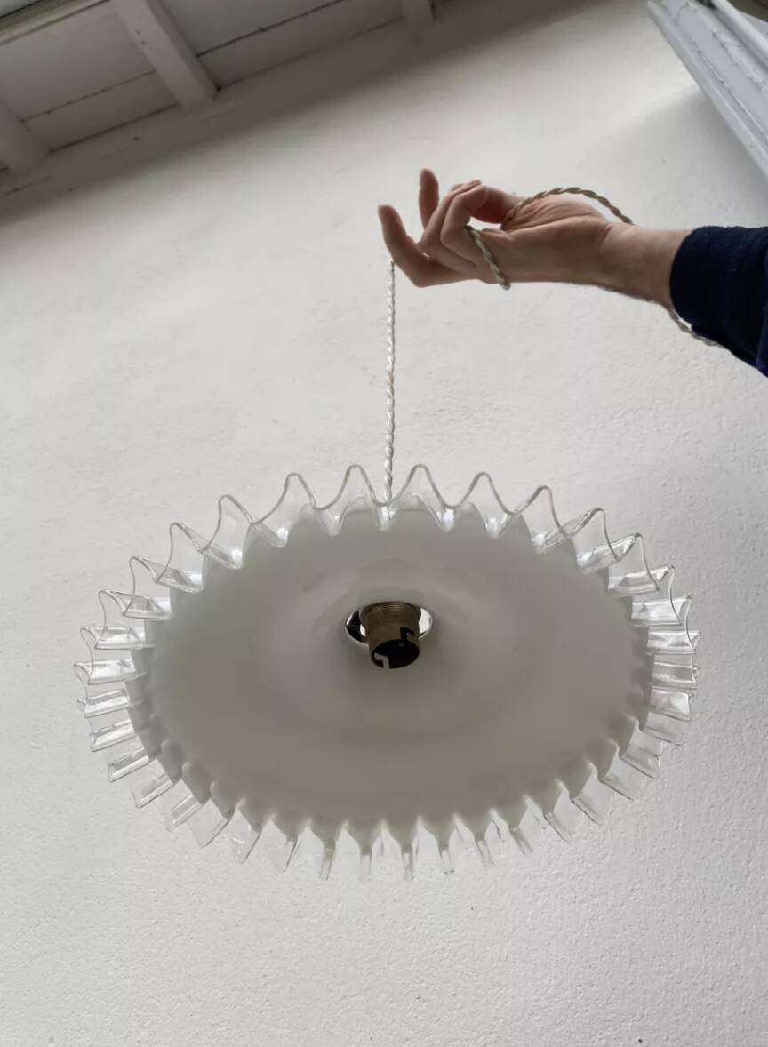 Suspension plissée verre opaline blanc et transparent ondulée