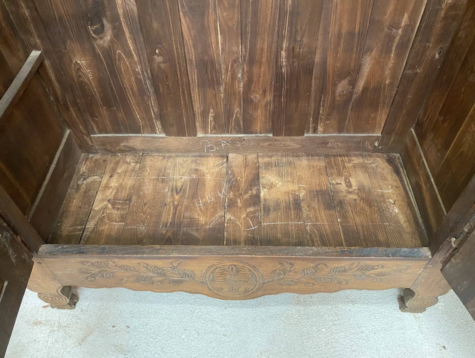 Armoire à linge ancienne noyer mouluré et sculpté XVIIIème siècle travail ancien parisien rustique