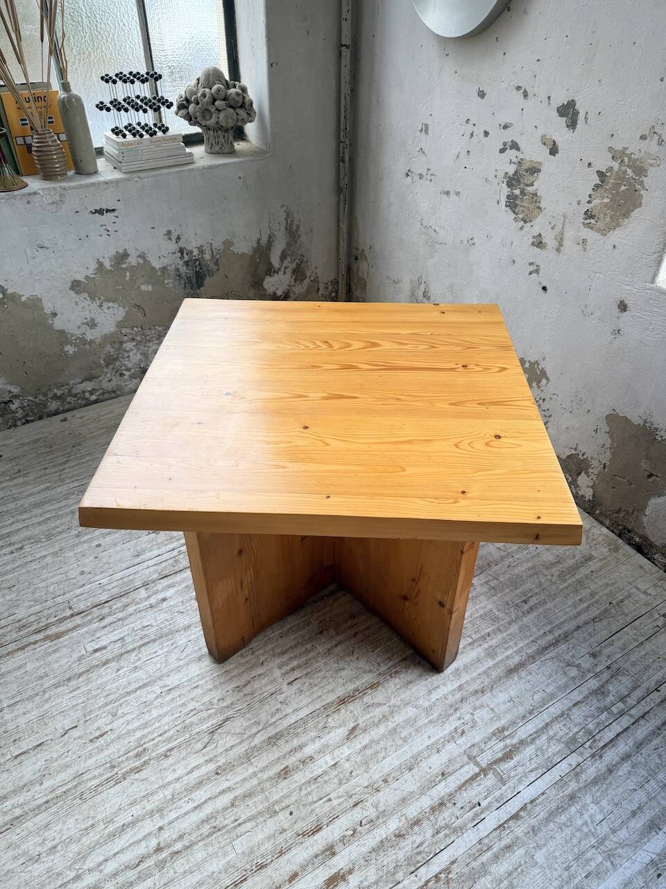 Table carrée moderniste en pin massif, années 50