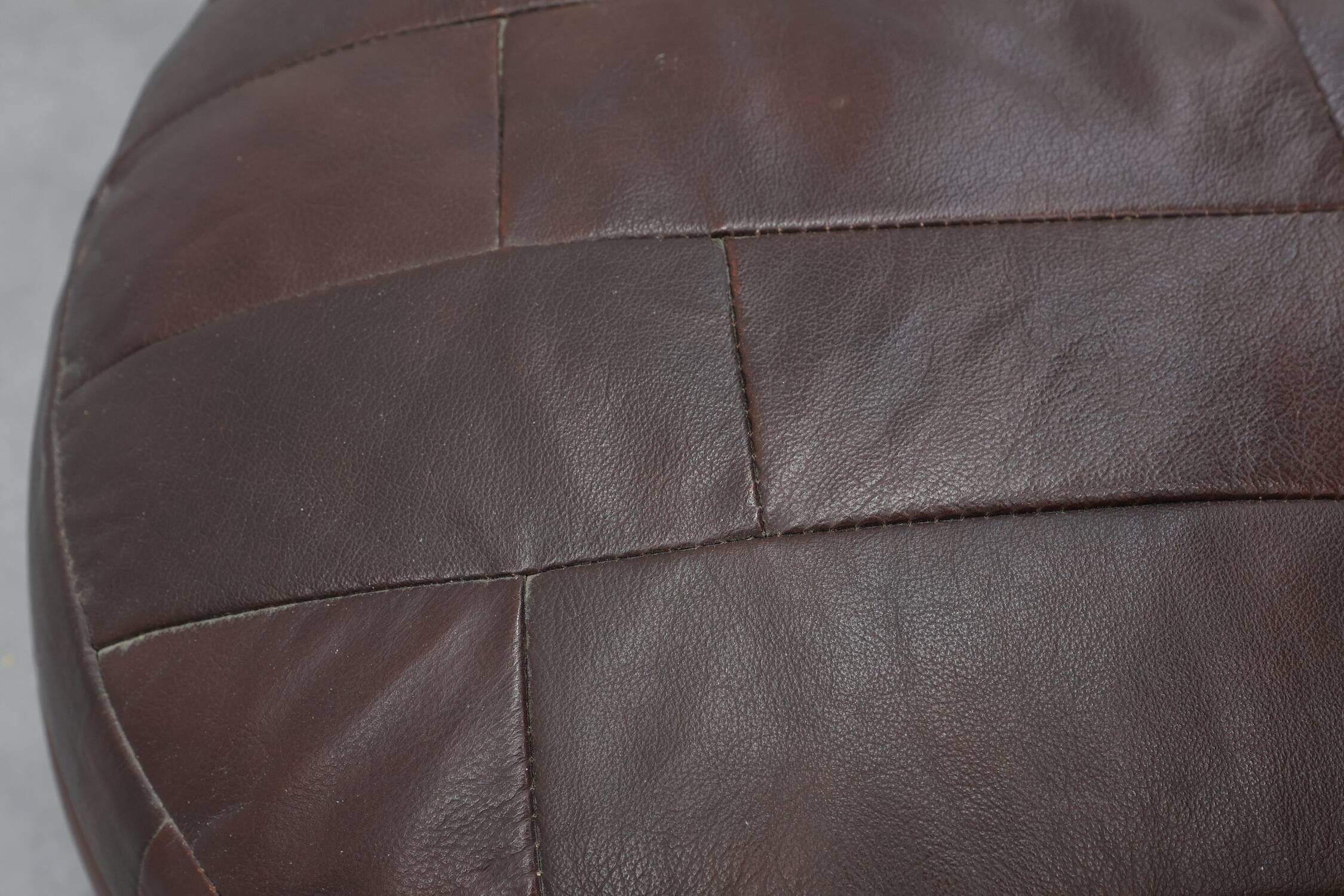 Pouf en cuir patchwork rond, Suisse, années 1970