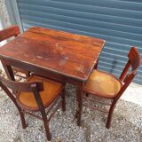 Bistro table and its three chairs