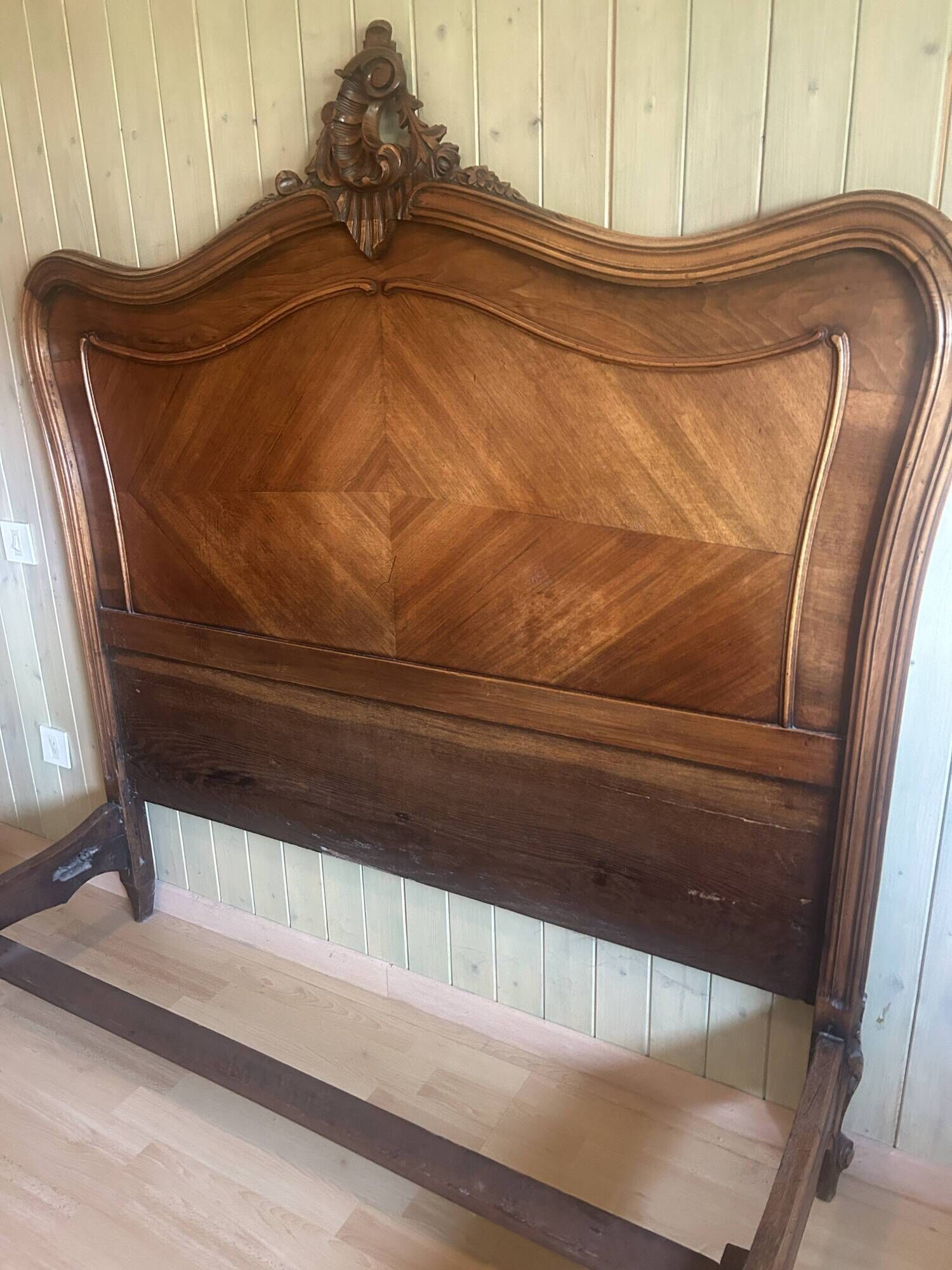 Very beautiful antique double bed in Louis XV style, made of wood and walnut veneer.