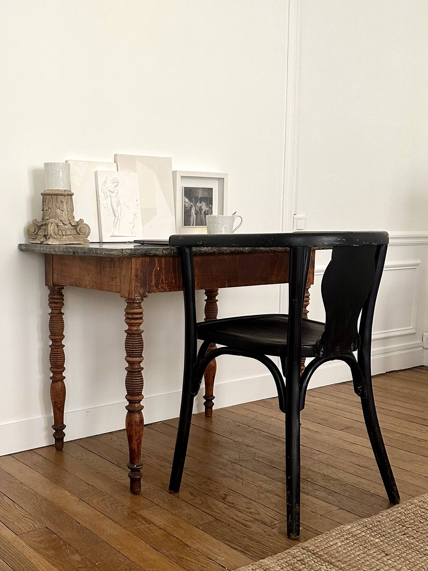 Curved black lacquered wooden armchair in Thonet style