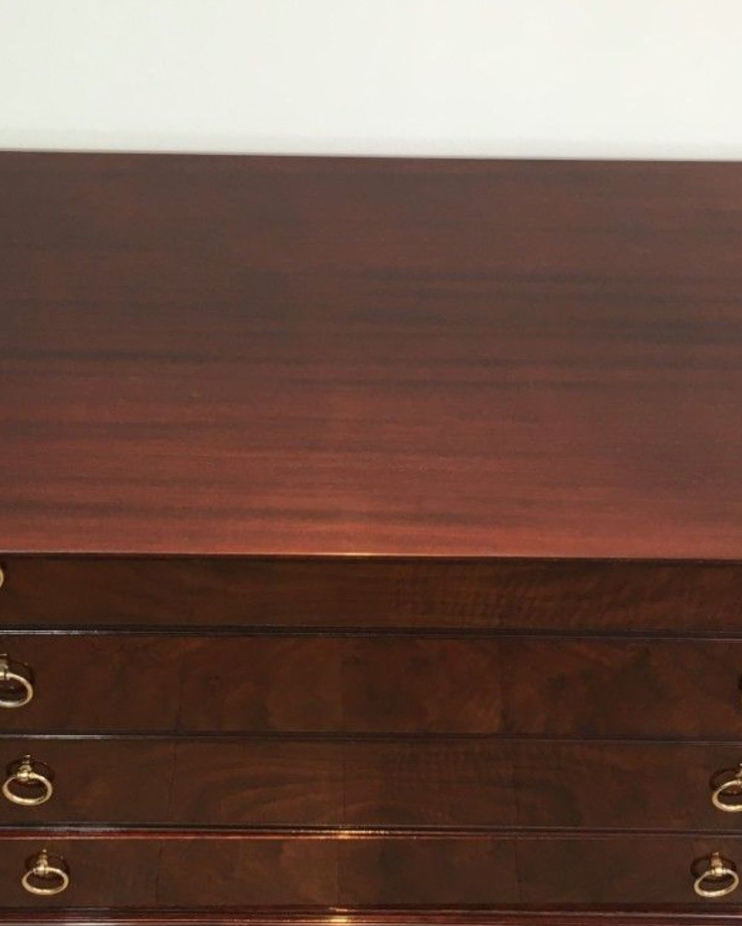Neoclassical chest of drawers in mahogany and brass