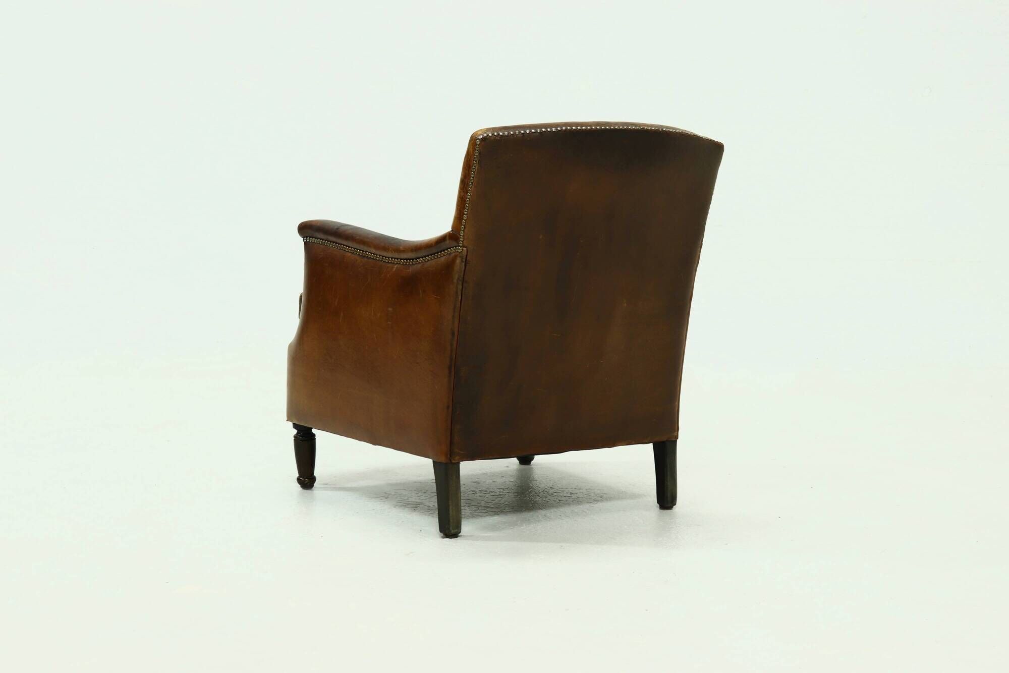 Fauteuil en cuir de mouton patiné années 1950