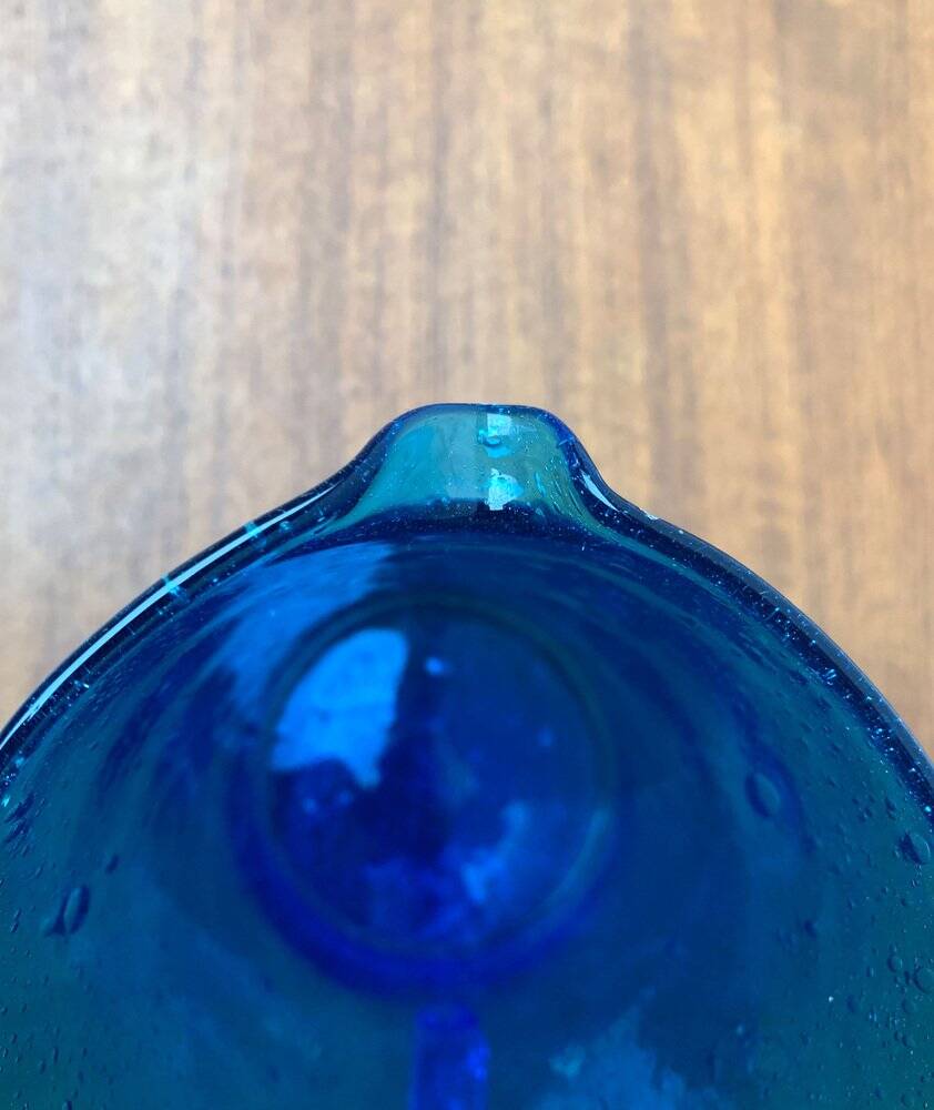 Broc en verre bleu fait main du milieu du siècle, années 1960