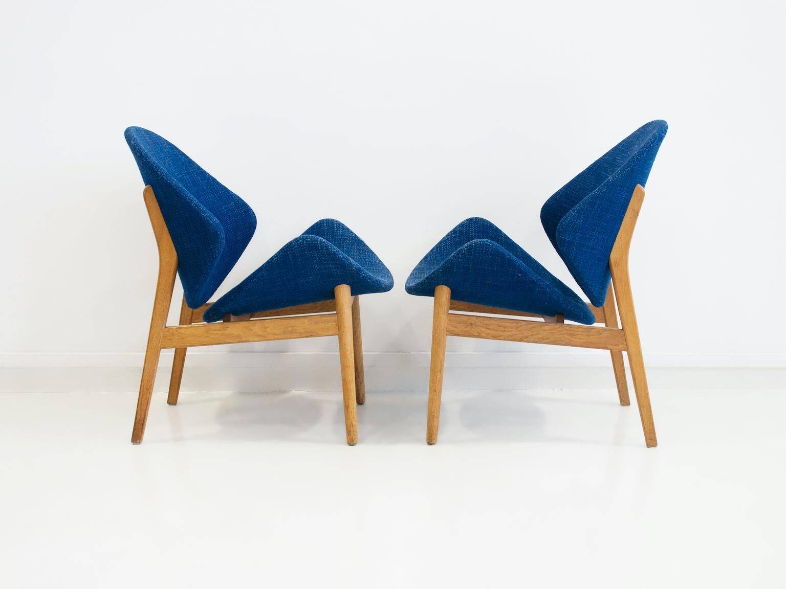 Paire de fauteuils en chêne Hans Olsen Model No 134 avec tapisserie en tissu bleu