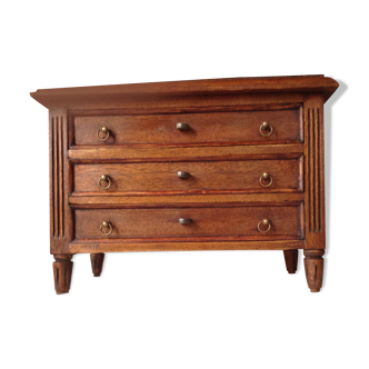 Commode de poupée