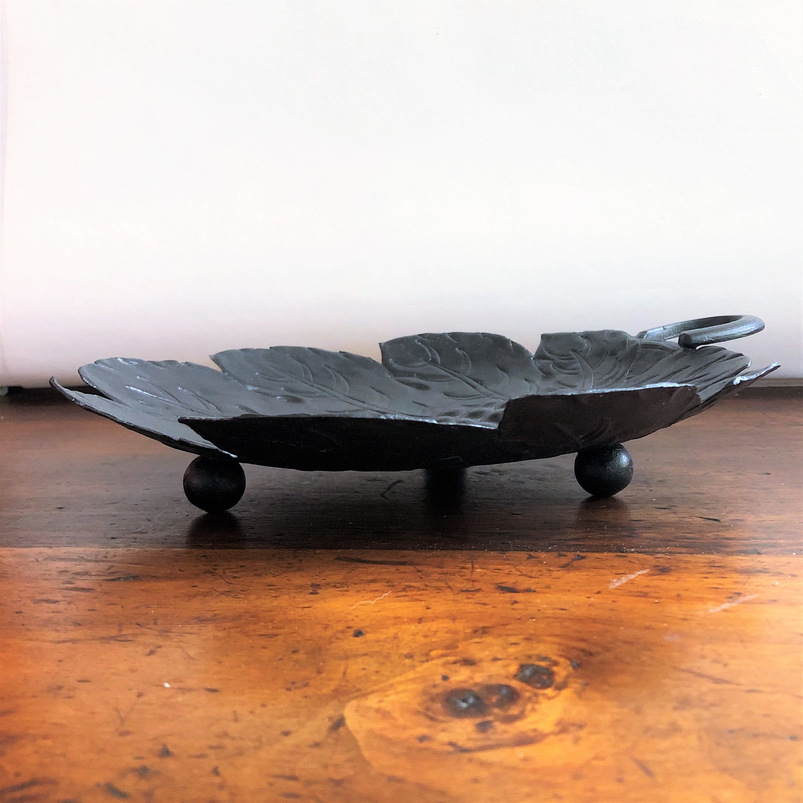 Vide-poche ou plat métal feuille de vigne et grappe de raisin