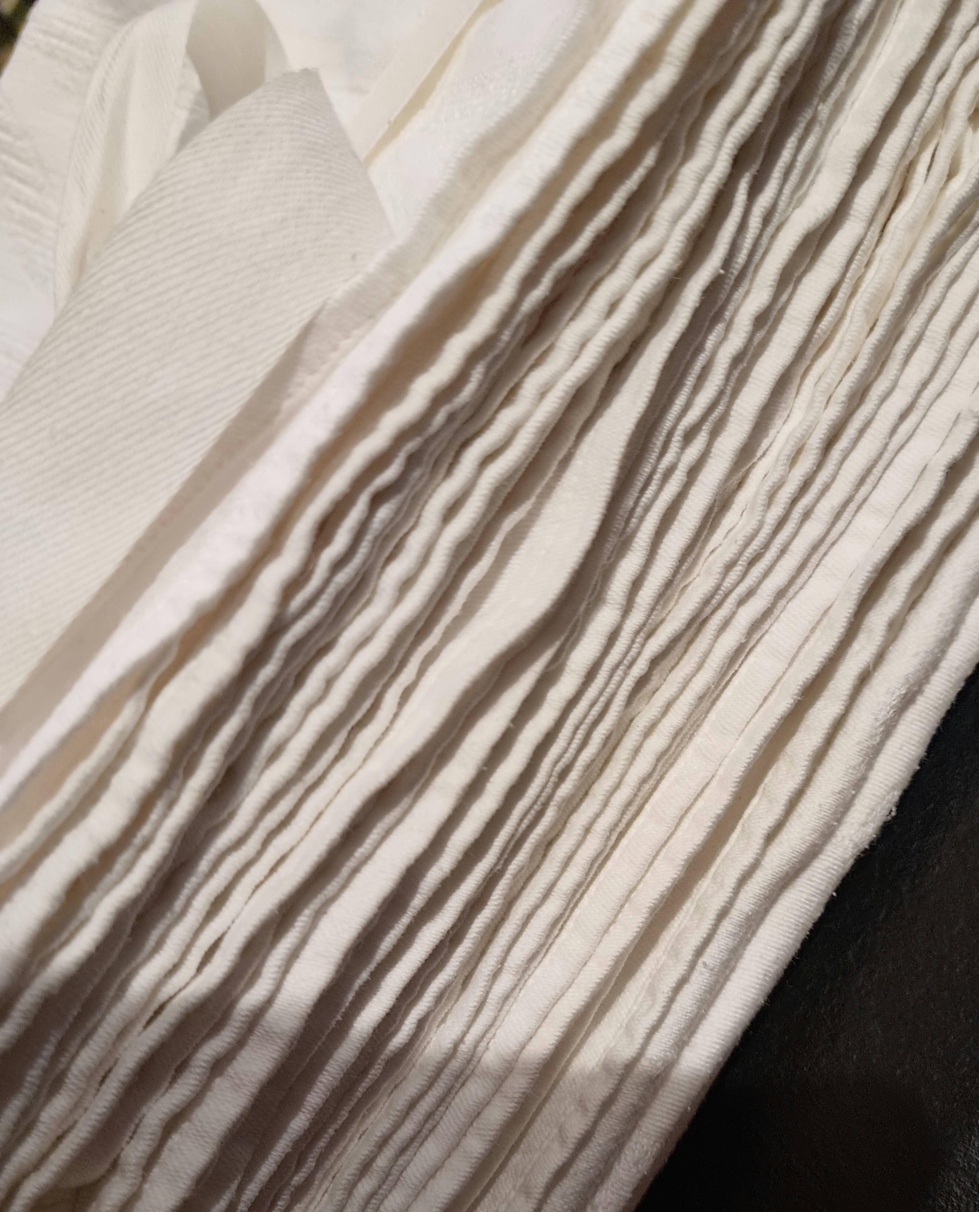 Set tablecloth and 12 damask towels