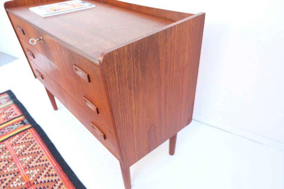 Teak chest of drawers in Danish style, 1960s/70s, retro/vintage style, dating from the mid-20th century.