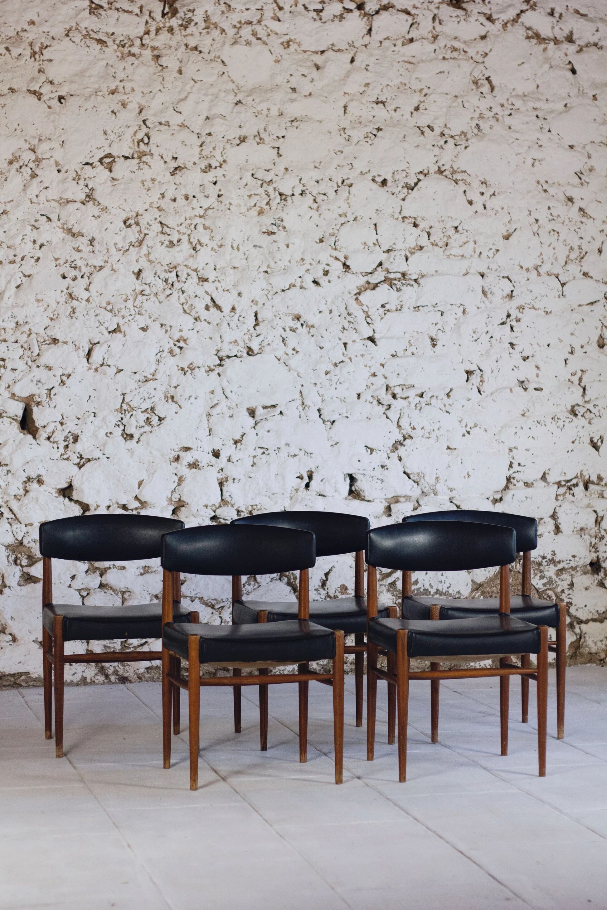 Set of 5 Scandinavian chairs in teak and faux leather, 1960.