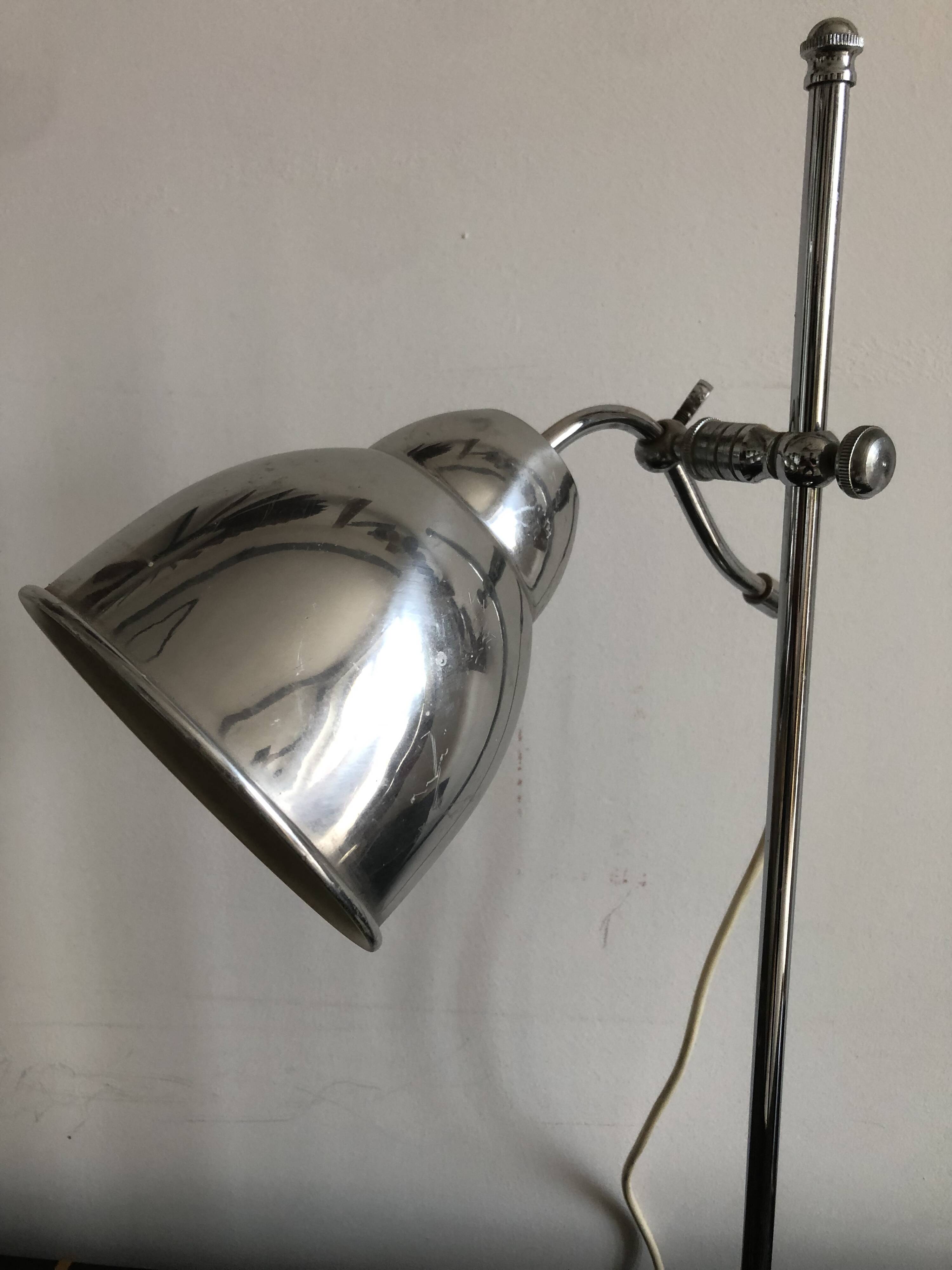 Articulated desk lamp