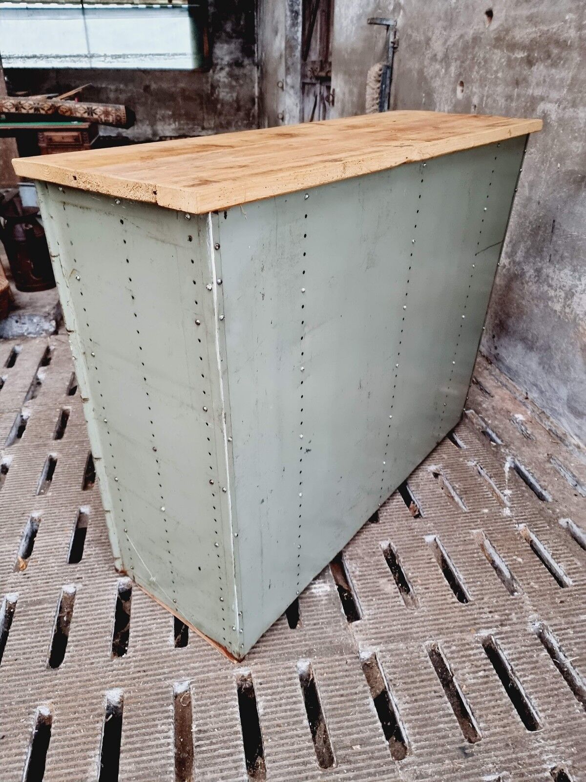 Commode industrielle vert olive