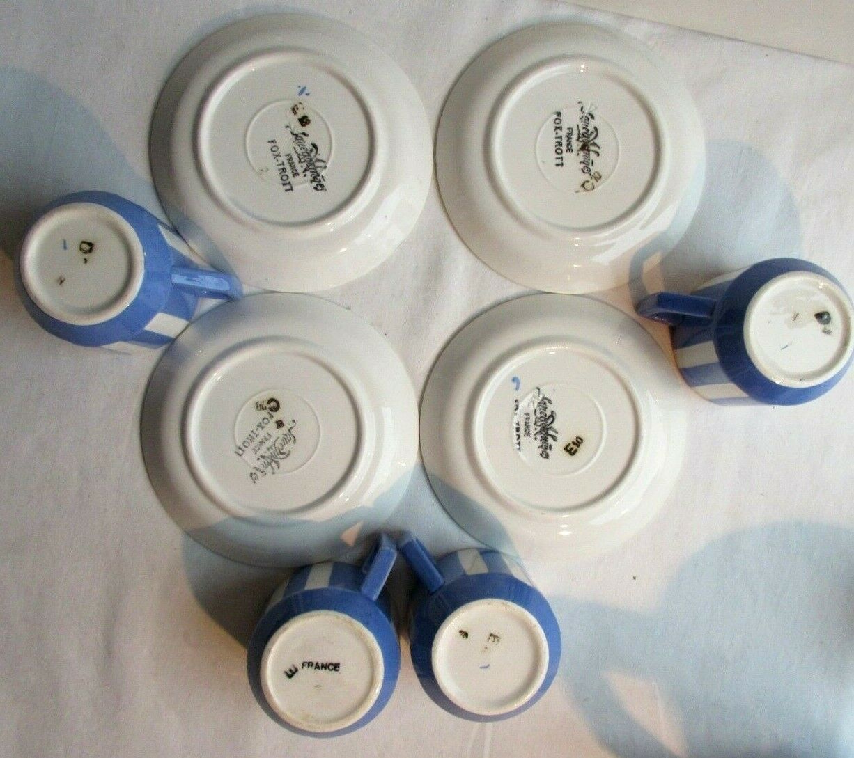 Set of 4 coffee cups and 4 saucers signed Sarreguemines, model FOX TROTT