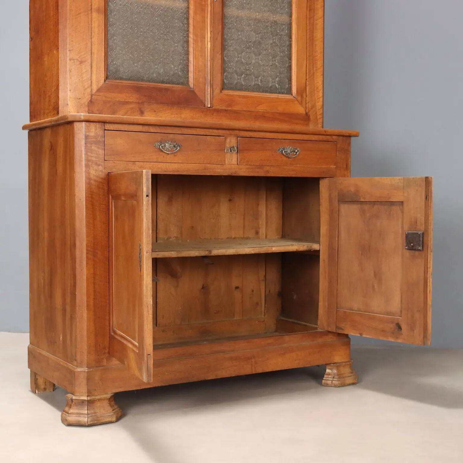 Armoire ancienne en noyer avec portes et tiroirs en verre, France, 18ème s