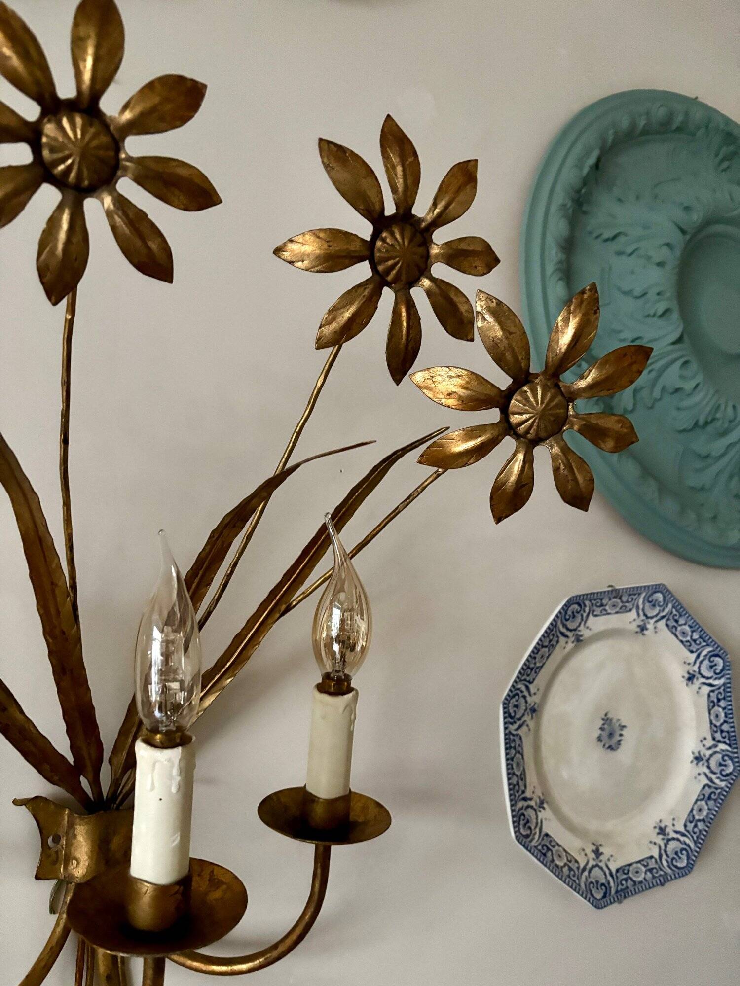 3-light flower wall light in gold metal