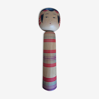 Poupée de Kokeshi japonaise peinte à la main des années 1950 en boi.