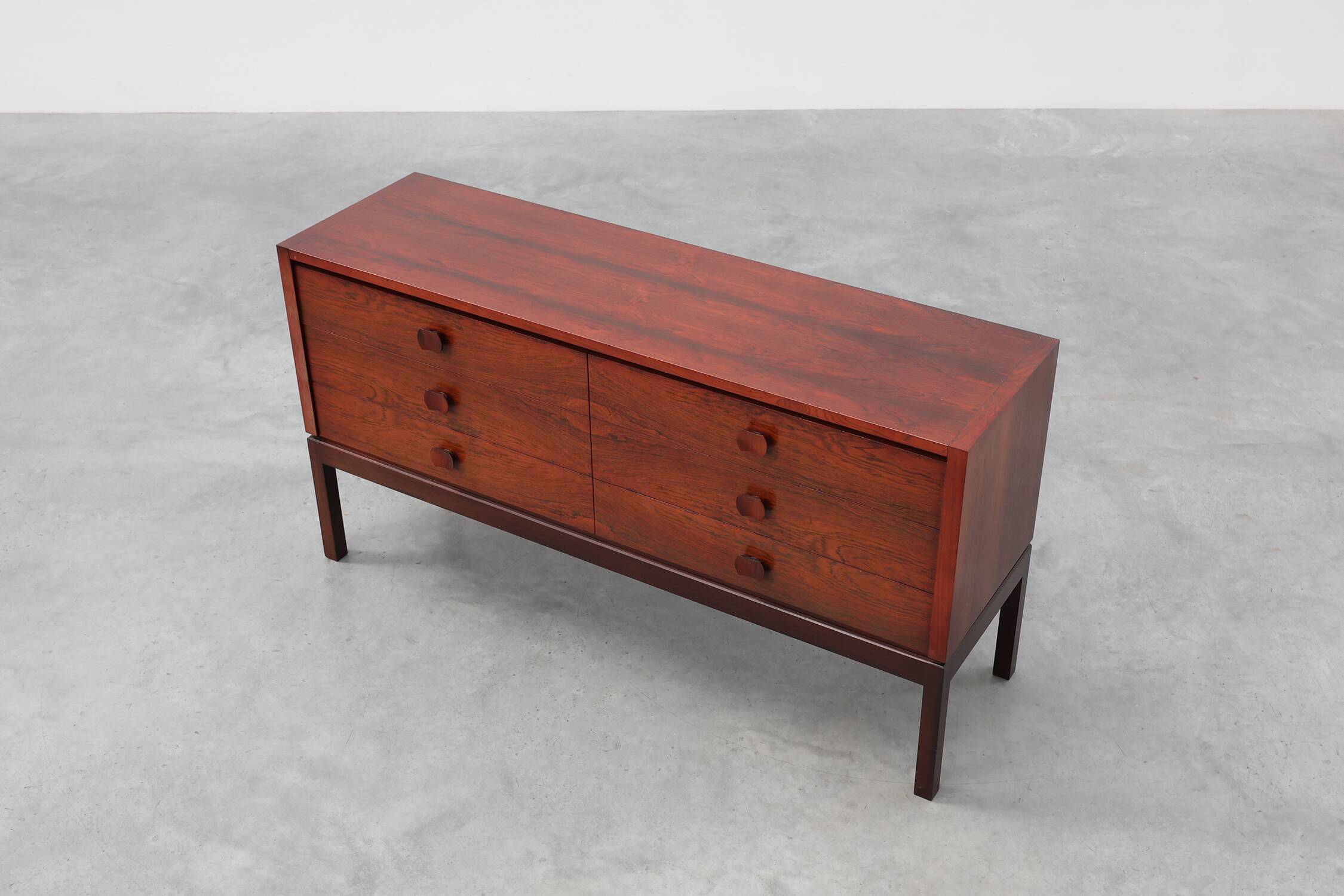 Commode danoise moderne du milieu du siècle, Danemark, vers les années 1960.