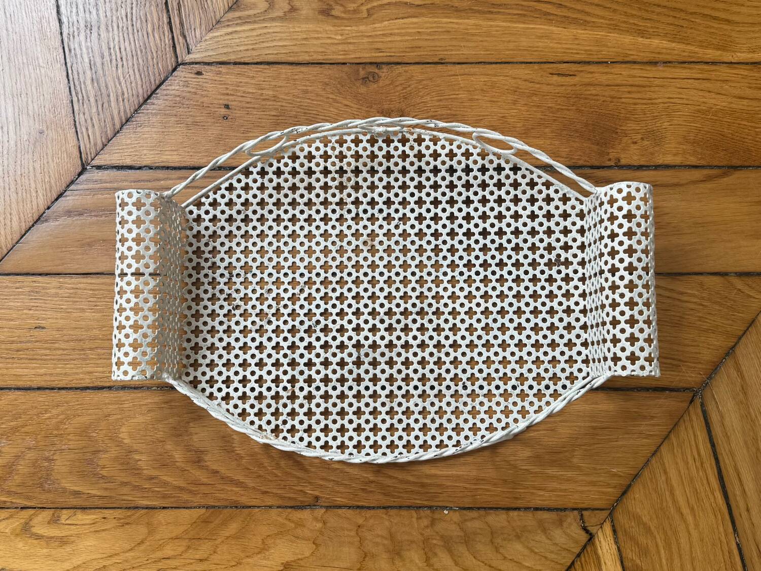 Plateau oval en métal perforé