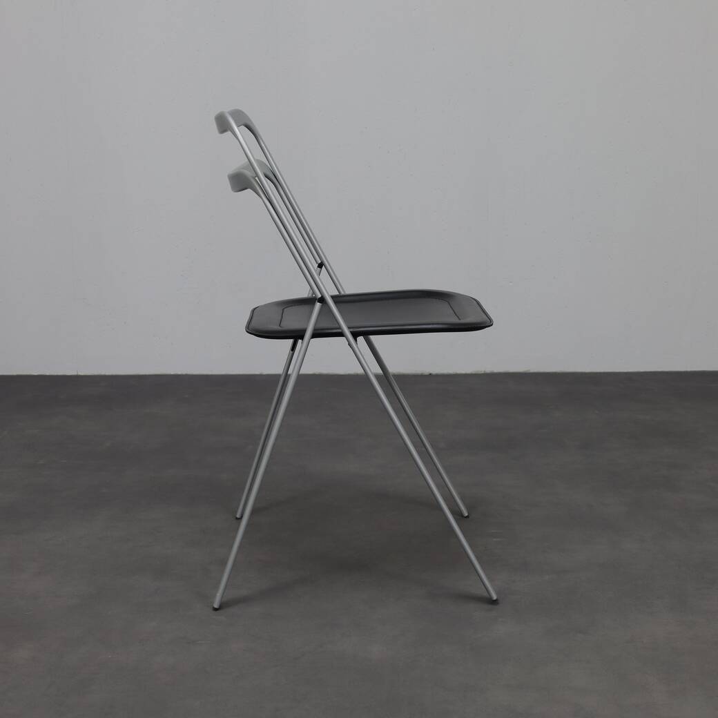 Giorgio Cattelan leather folding chairs for Cidue, Italy, 1970s.