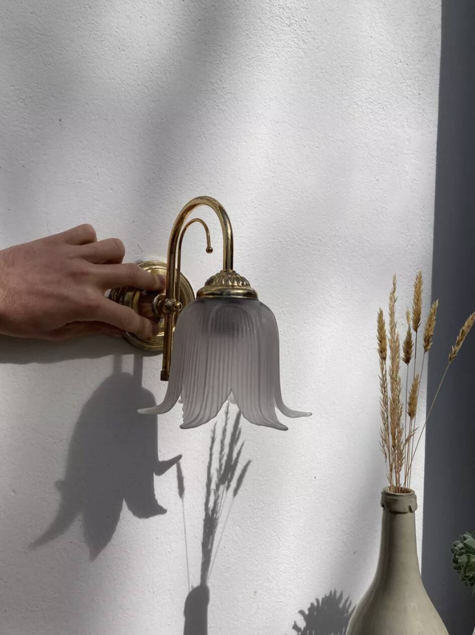 Flower wall lamp in glass and gold metal