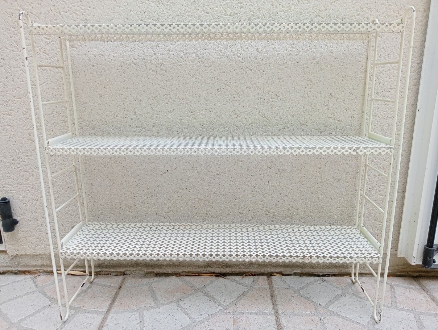 Wall shelves