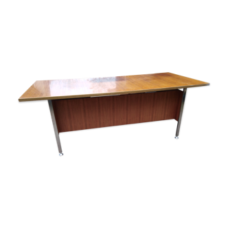 Grand Bureau design 1970 with return. light wood and chrome pietement