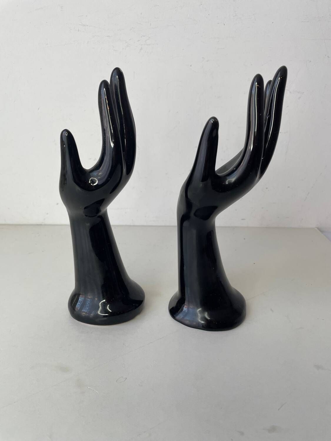 2 soliflores, baguiers en céramique noire en forme de main
