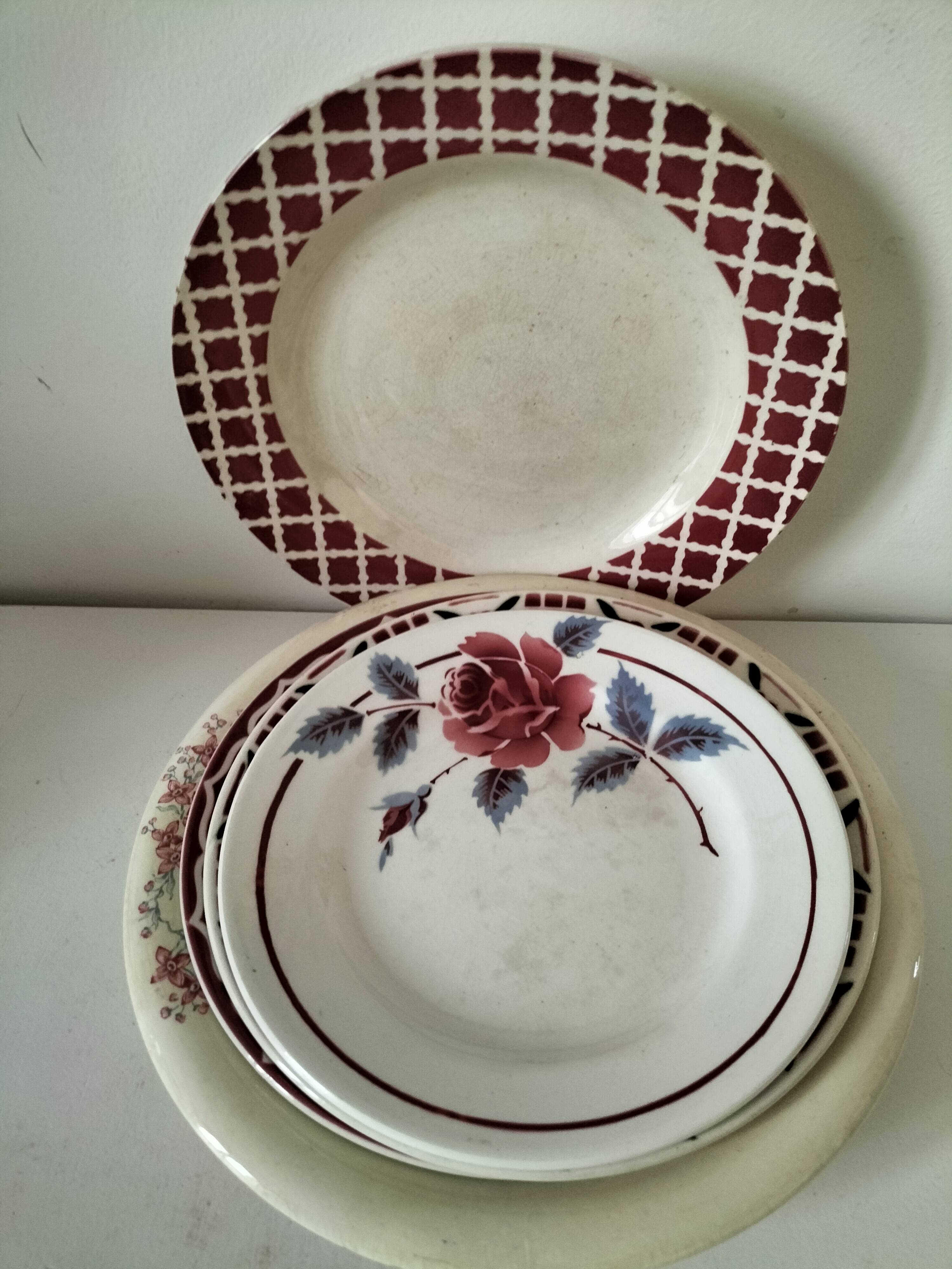 Set of 12 ironstone plates – Deep blue & red