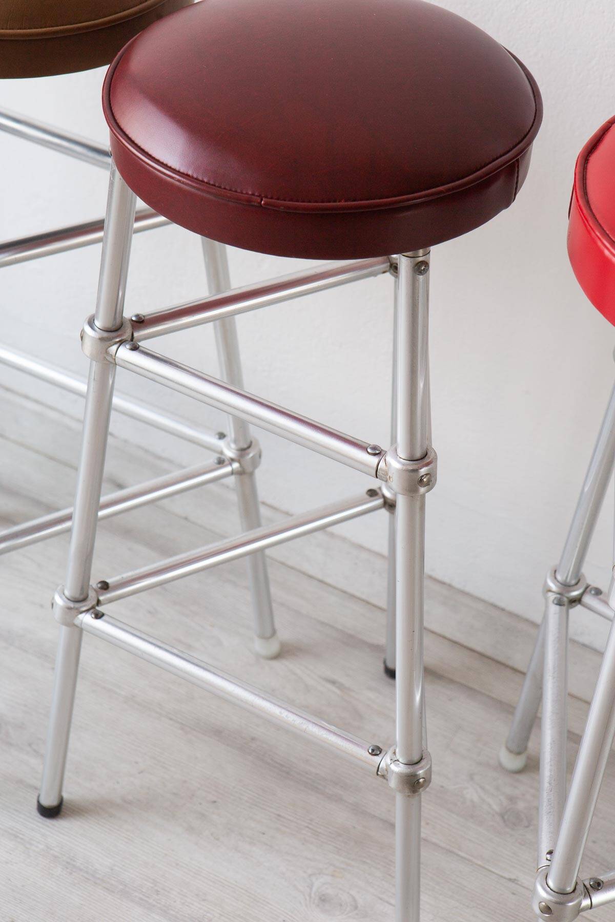 Set of 4 bar stools in aluminum and colored leatherette circa 1980