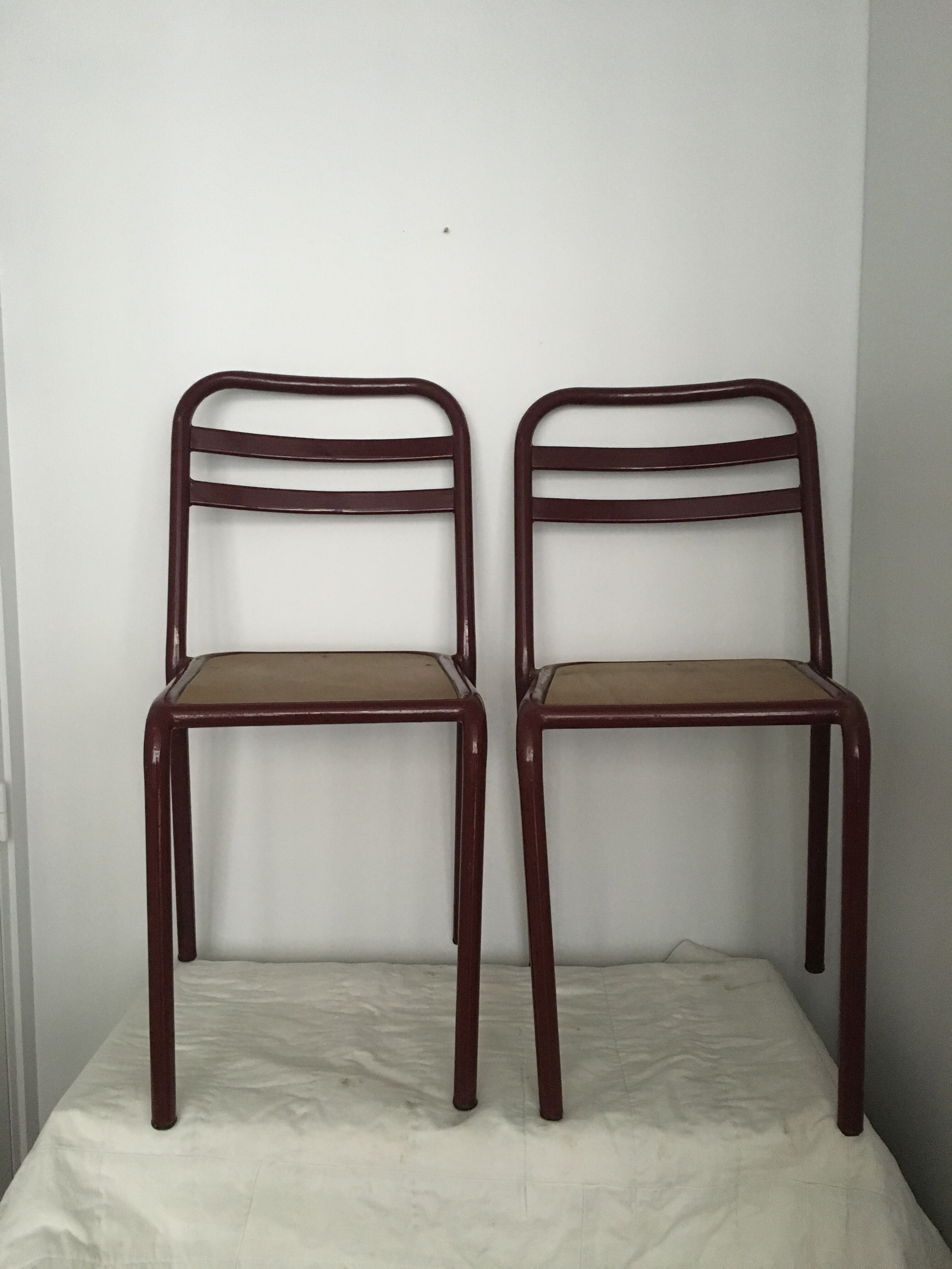 Chaise en bois et métal bordeaux
